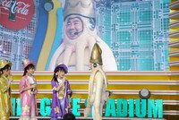 公開収録に乱入したイカ大王（右端）。