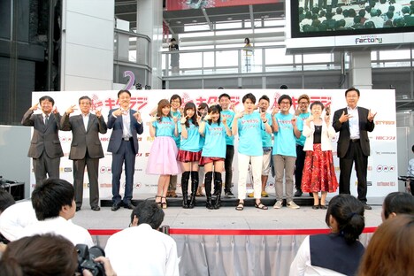 「キタラジ」キックオフイベントに登場した平成ノブシコブシ（手前中央右）ら。