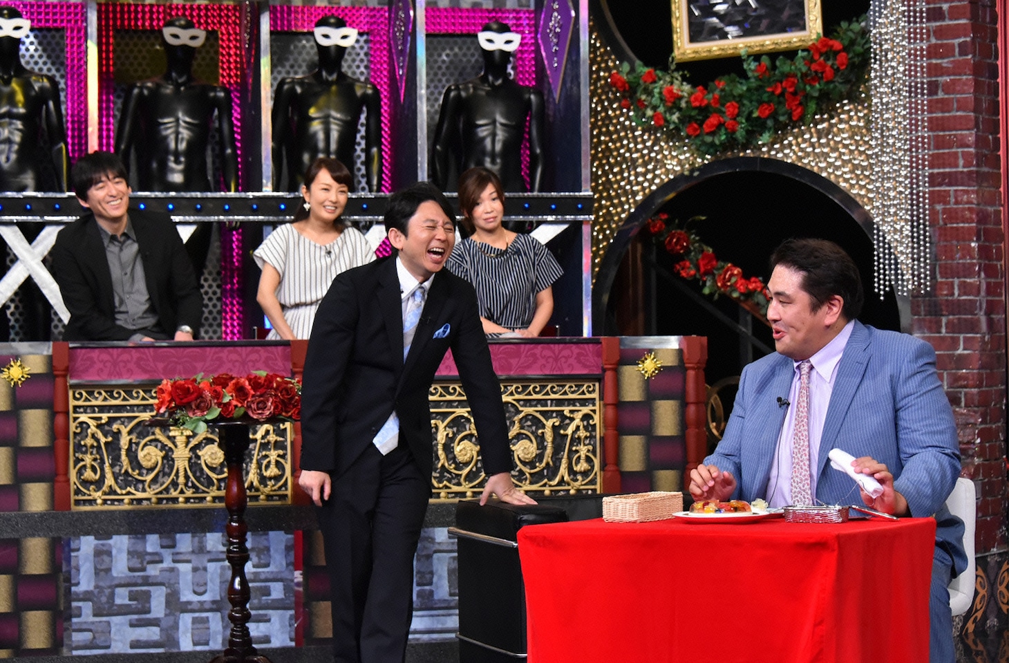 食レポに挑戦する二子山雅高（右）。(c)日本テレビ