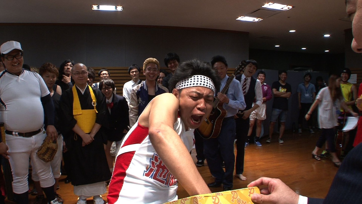 「お笑い 数うちゃPON!」出演を賭けた抽選くじを引くサンシャイン池崎。(c)日本テレビ