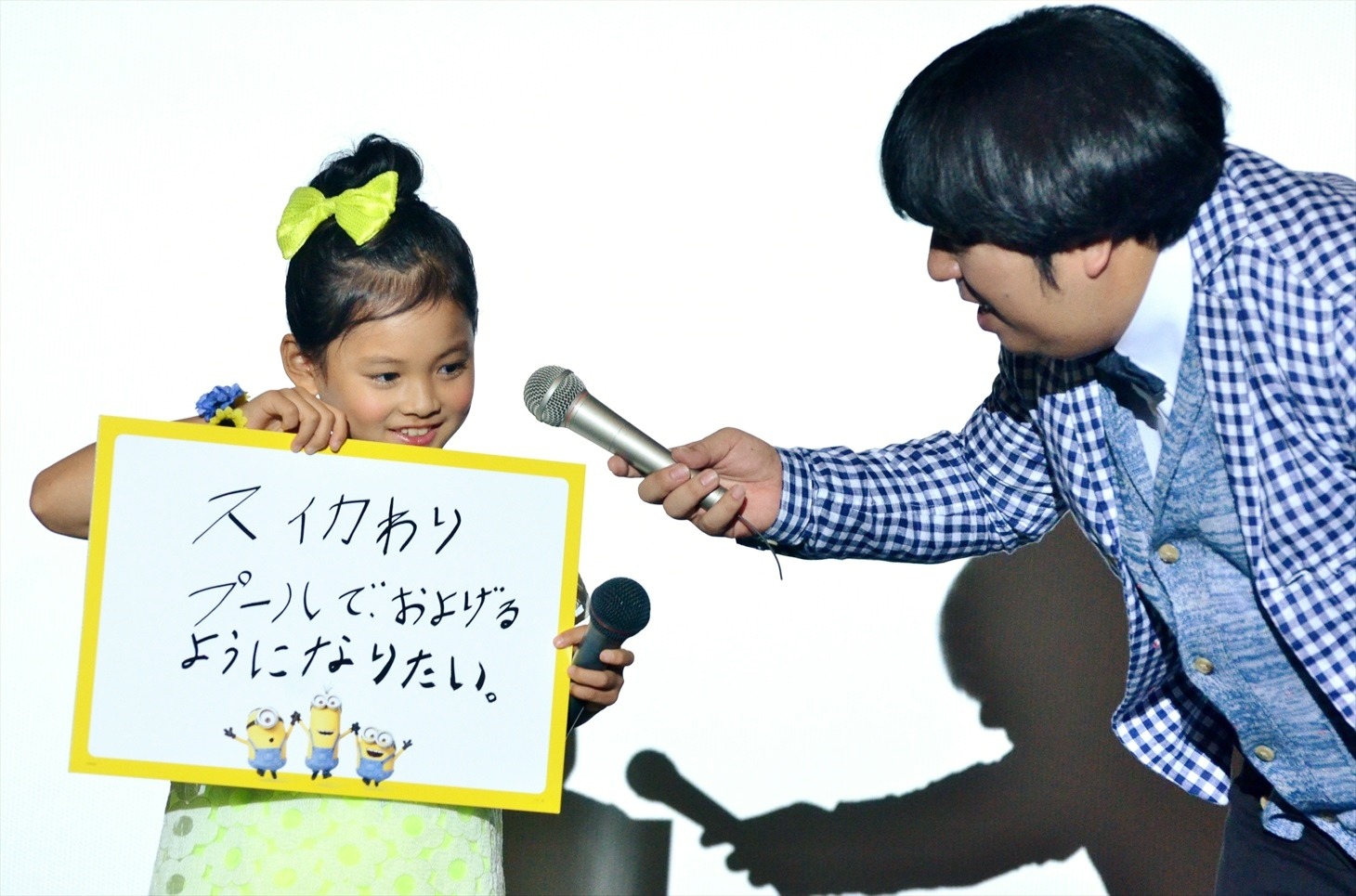 「今年の夏の目標」を発表する藤田彩華と、サポートする日村勇紀。