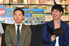 ニューヨーク。左から、嶋佐、屋敷。