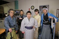 映画「五つ星ツーリスト THE MOVIE ～究極の京都旅、ご案内します!!～」に出演する（左から）寺島進、綾田俊樹、渡辺直美、高月彩良、山本裕典。 (c)2015年「五つ星ツーリスト THE MOVIE」製作委員会