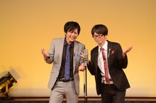 アメリカンジョークふうのボケを繰り出す磁石。