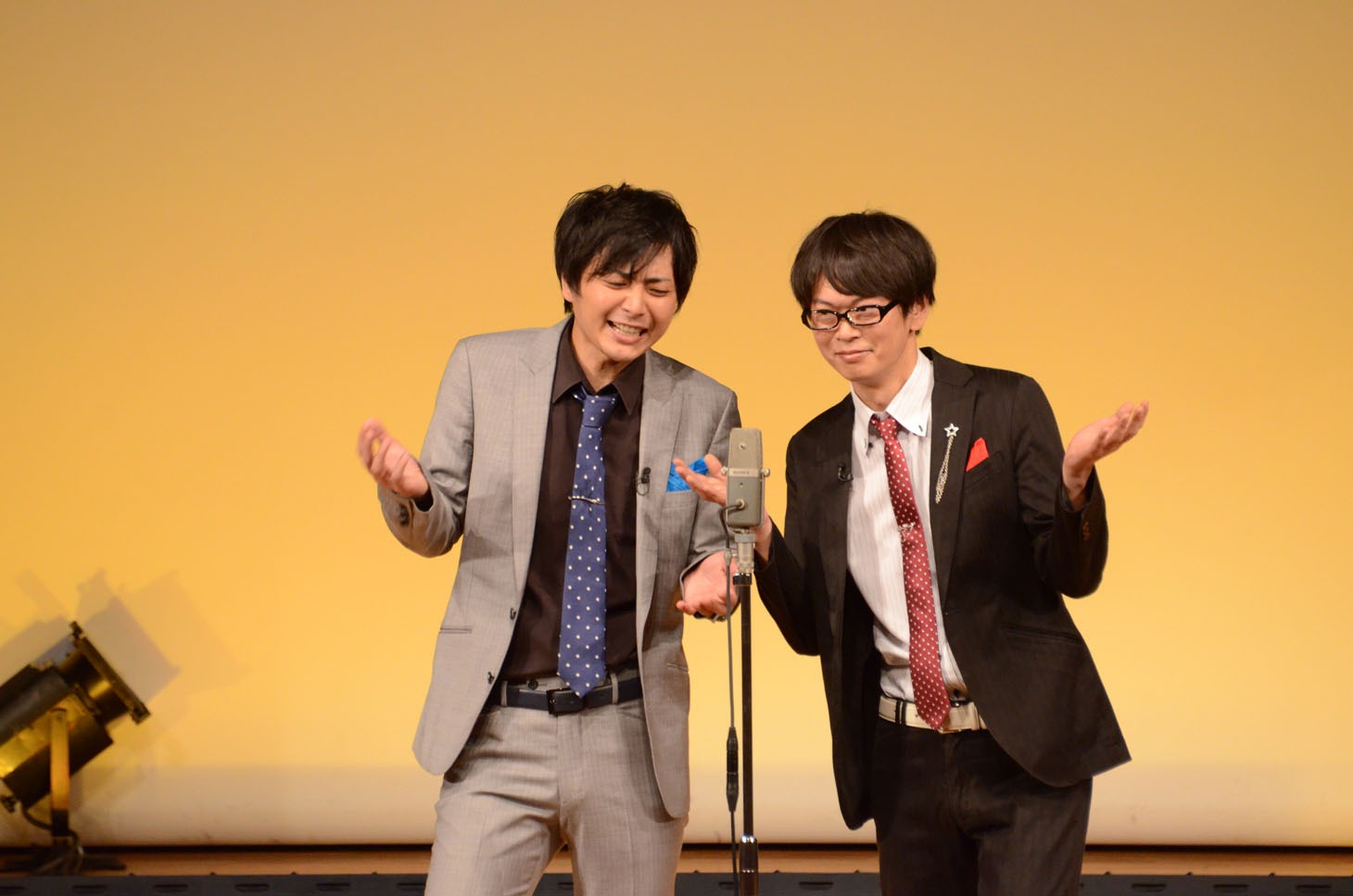 アメリカンジョークふうのボケを繰り出す磁石。