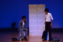 会社の先輩と後輩のコントを繰り広げる磁石。