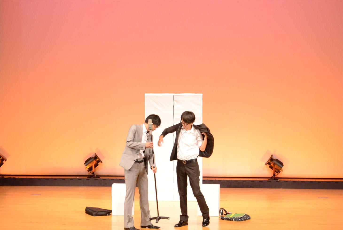 コントから漫才へ移る磁石。