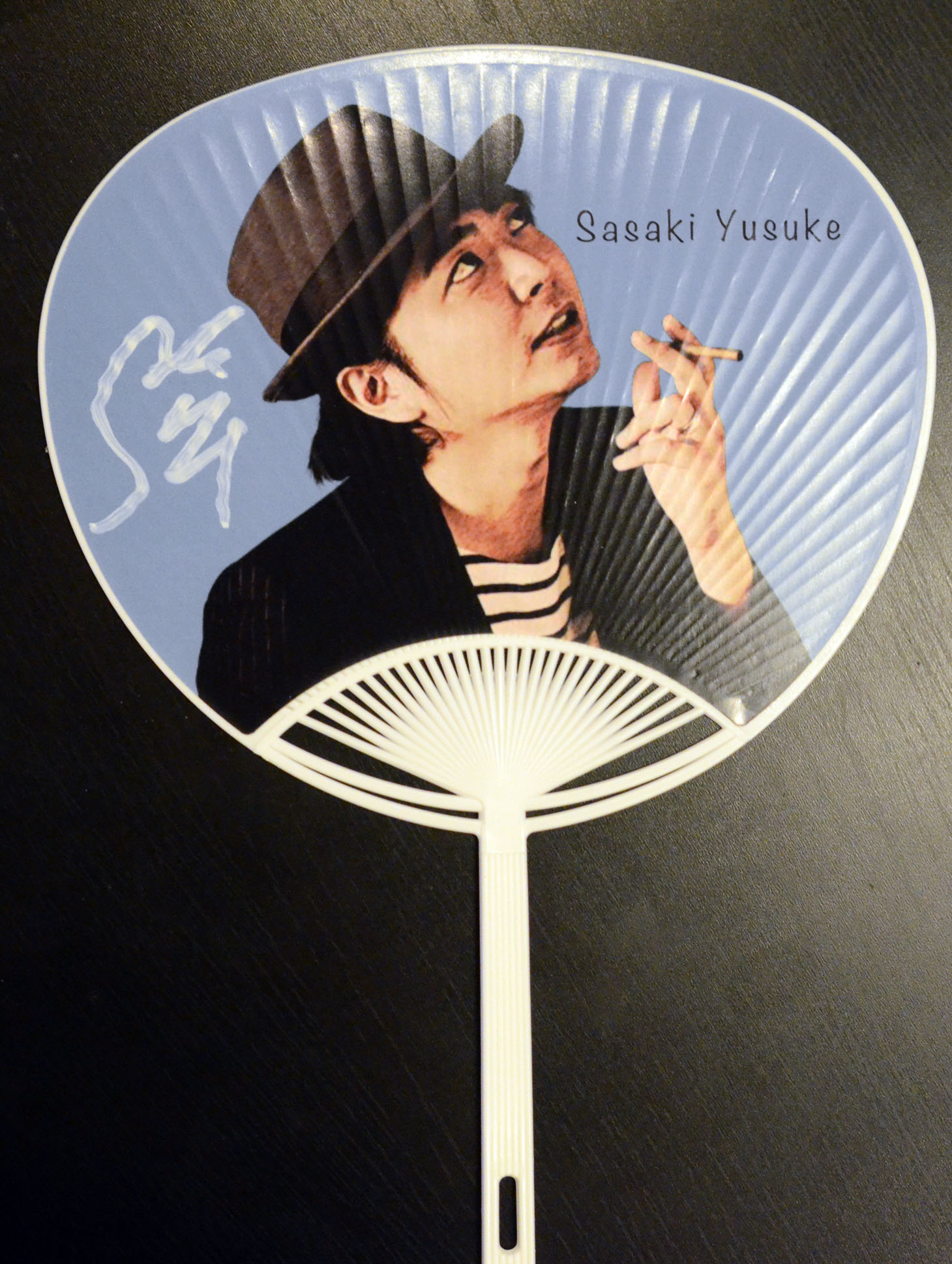 売れ行き好調だった磁石グッズの1つ、うちわ。