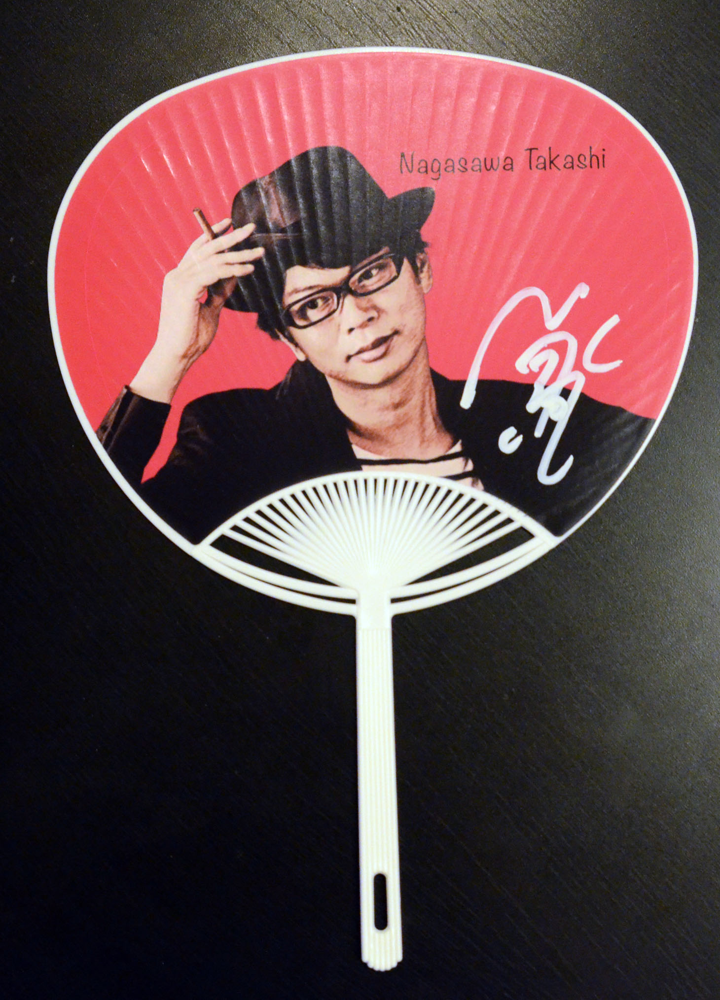 売れ行き好調だった磁石グッズの1つ、うちわ。