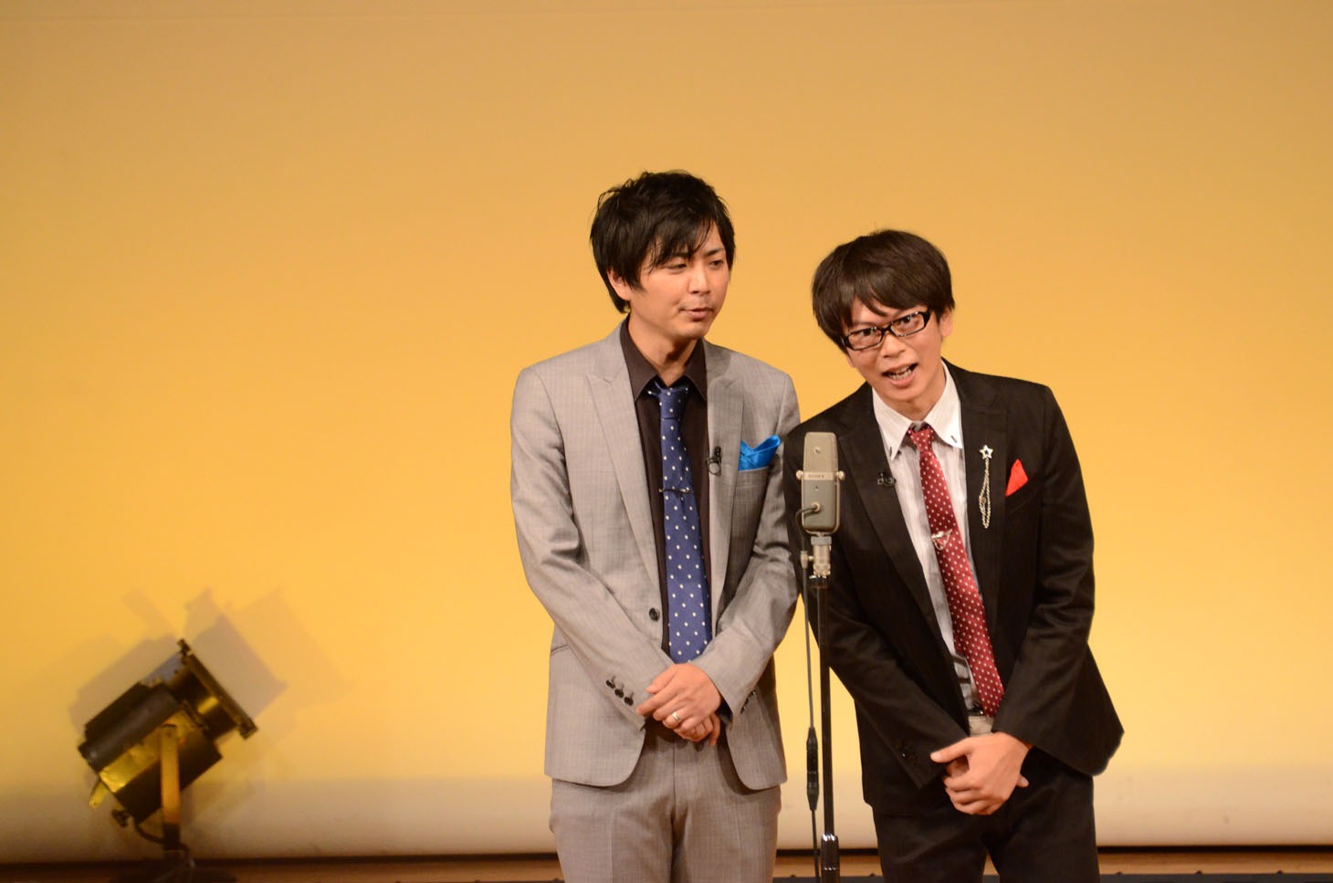 磁石単独ライブ「ZONE」のワンシーン。左から、佐々木、永沢。