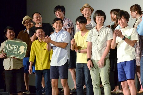 舞台挨拶に登壇した芸人たち。