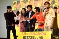 「内村さまぁ～ず THE MOVIE エンジェル」完成披露舞台挨拶の様子。