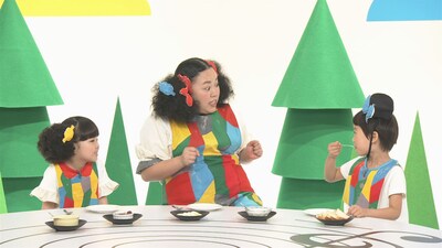 「どれみえーる」に出演するニッチェ江上（中央）。(c)NHK