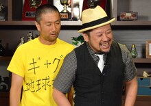 囲み取材で見事な掛け合いを披露した村越周司とケンドーコバヤシ（左から）。