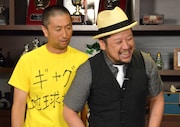 囲み取材で見事な掛け合いを披露した村越周司とケンドーコバヤシ(左から)。