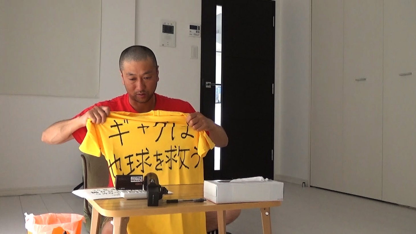 24時間でギャグを100個作る生活に挑戦する村越周司。(c)TOKYO MX