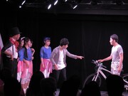 「静岡県民よしもと新喜劇」のワンシーン。