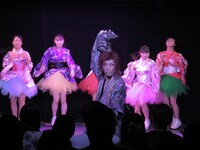 「静岡県民よしもと新喜劇」のワンシーン。