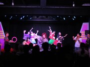 「静岡県民よしもと新喜劇」のワンシーン。