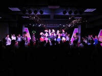 「静岡県民よしもと新喜劇」のワンシーン。