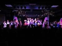 「静岡県民よしもと新喜劇」のワンシーン。