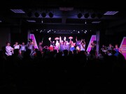 「静岡県民よしもと新喜劇」のワンシーン。