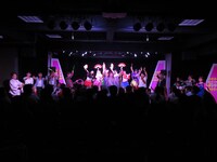 「静岡県民よしもと新喜劇」のワンシーン。