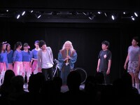 「静岡県民よしもと新喜劇」のワンシーン。