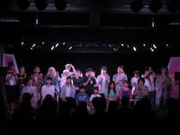 「静岡県民よしもと新喜劇」のワンシーン。