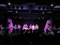 「静岡県民よしもと新喜劇」のワンシーン。