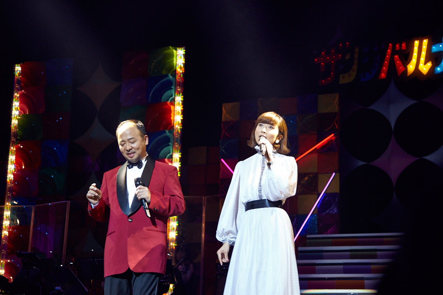 左から、「別れても好きな人」をデュエットするマキタスポーツと持田香織（Every Little Thing）。