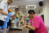 DVD「ゴリパラ見聞録 Vol.3」発売記念サイン会の様子。(c)テレビ西日本