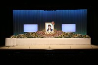 今いくよの祭壇。花の色などは相方くるよが選んだ。