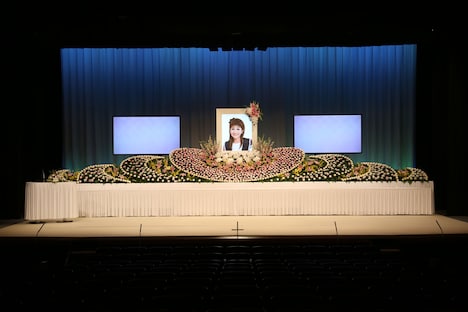 今いくよの祭壇。花の色などは相方くるよが選んだ。