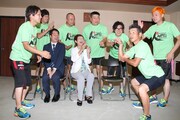 仙台市の奥山恵美子市長を表敬訪問した間寛平ら。
