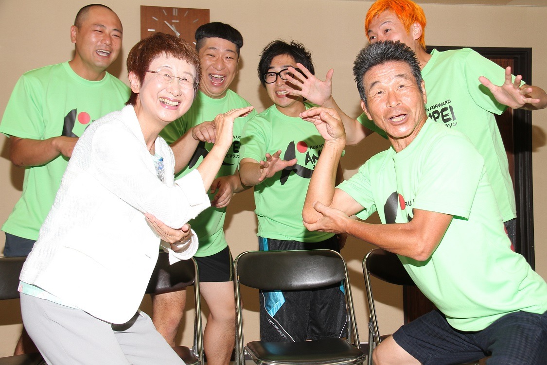 仙台市の奥山恵美子市長を表敬訪問した間寛平ら。
