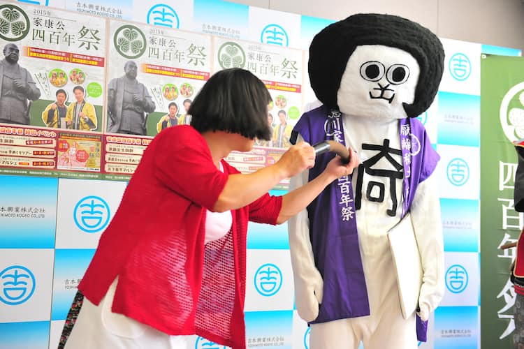 すち子が乳首ドリルと飴撒きで 岡崎版ご当地新喜劇 をpr お笑いナタリー すち子が乳首ドリルと飴撒きで 岡崎版ご当地新喜劇 をpr お笑いナタリー