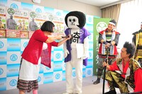 オカザえもんに乳首ドリルをするすち子（左）。(c)吉本興業