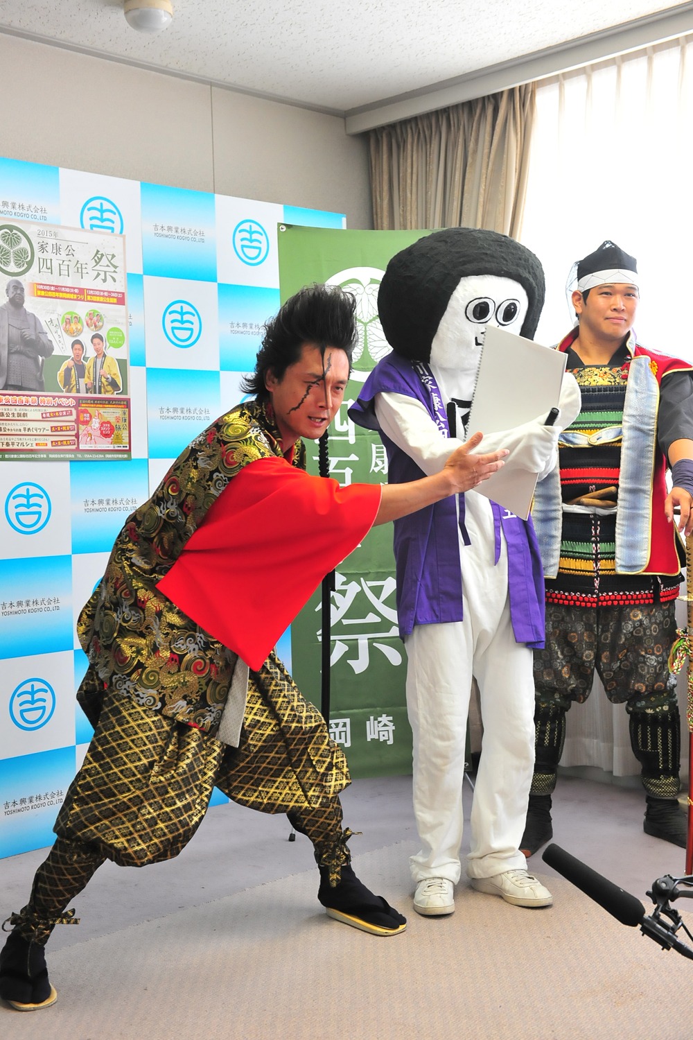 武将様に扮して登場したミサイルマン岩部。(c)吉本興業