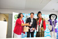 記者たちに飴を撒くすち子（左）。(c)吉本興業