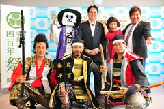 すち子が乳首ドリルと飴撒きで 岡崎版ご当地新喜劇 をpr お笑いナタリー すち子が乳首ドリルと飴撒きで 岡崎版ご当地新喜劇 をpr お笑いナタリー