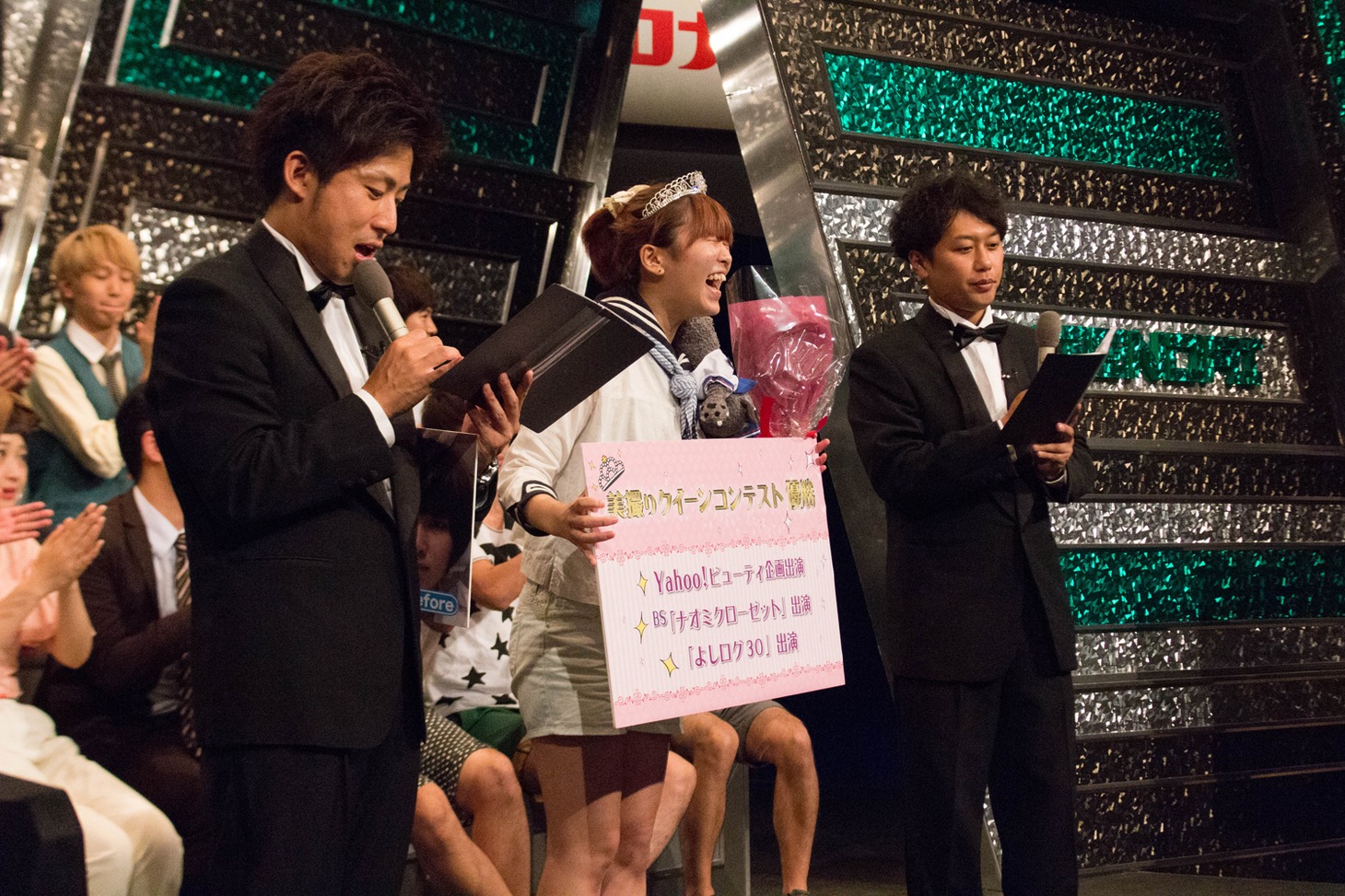 「第5回よしログデミー賞」の「美撮りクイーンコンテスト」で優勝した庄司美吹（中央）。