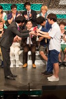 「第5回よしログデミー賞」で星田英利の代わりにトロフィーを受け取ったラフレクラン（右2人）。