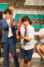 「第5回よしログデミー賞」で星田英利の代わりにトロフィーを受け取ったラフレクラン。