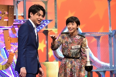 「有田チルドレン」で松嶋初音（右）に“霊視”される平成ノブシコブシ吉村（左）。(c)TBS