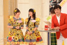 写真左より安本彩花、廣田あいか、劇団ひとり。