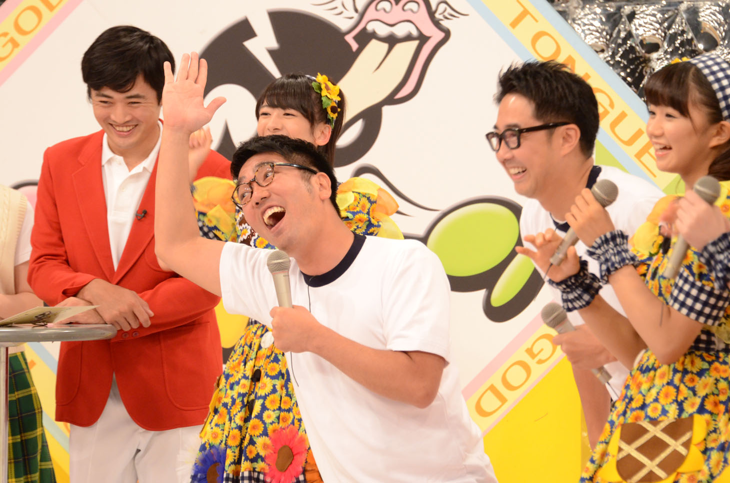 エビ中とのライブMCに挑戦するおぎやはぎ・小木。