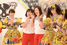 エビ中に混ざって自己紹介する森三中・黒沢（左から2人目）と椿鬼奴（左から3人目）。