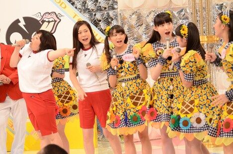 エビ中とのライブMCに挑戦する森三中・黒沢と椿鬼奴（左端から）。