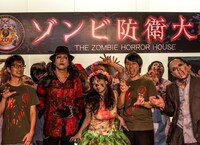 「ゾンビホラーアトラクション『ゾンビ屋敷 ZUD』」のお披露目イベントに出演した（左から）キングオブコメディ高橋、ゾンビプロデューサーのマイケルティー、小明、鬼ヶ島・和田、鬼ヶ島アイアム野田。(c)中野稜允